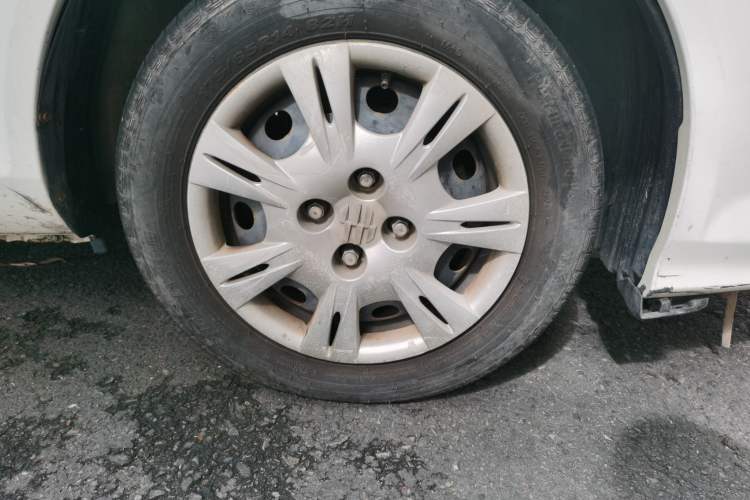 Used Everus S1 2014 1.3L Automatic Comfort Edition Right Front Wheel Hub
