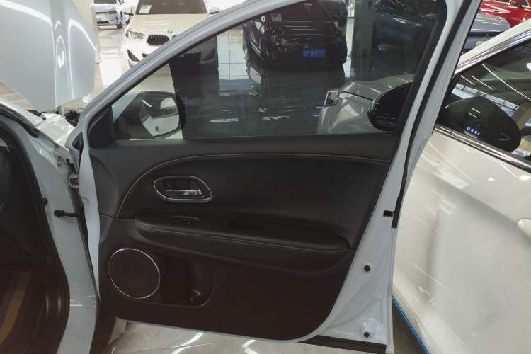 Used Everus VE-1 2022 TA Leading Edition Interior 5