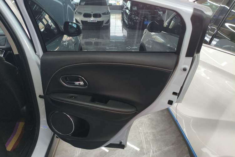 Used Everus VE-1 2022 TA Leading Edition Interior 6