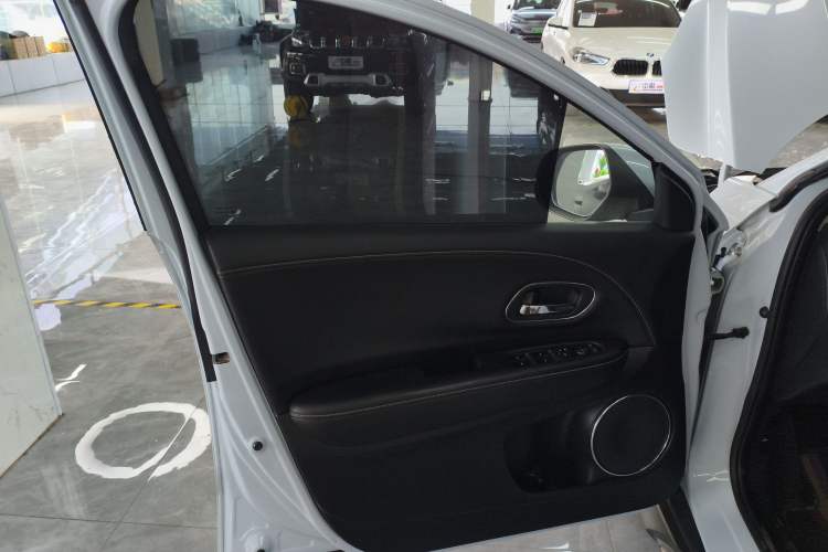 Used Everus VE-1 2022 TA Leading Edition Interior 7