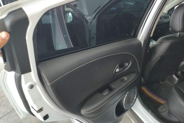 Used Everus VE-1 2022 TA Leading Edition Interior 8