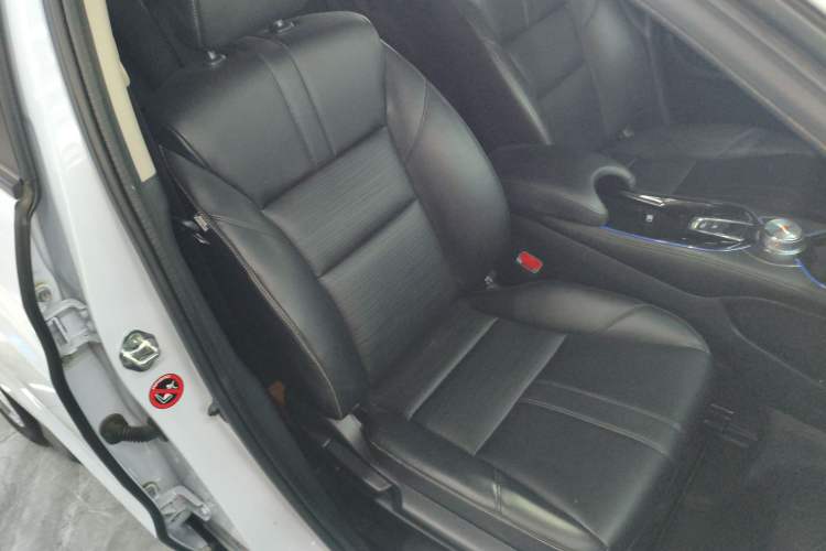 Used Everus VE-1 2022 TA Leading Edition Right Front Seat