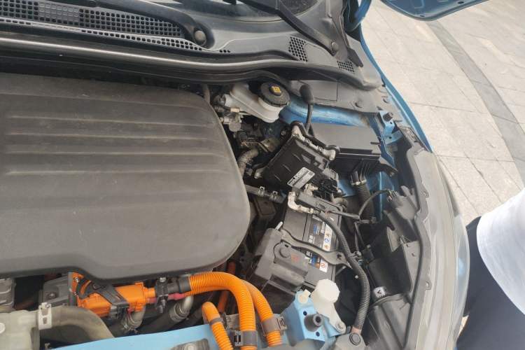 Used Everus VE-1 2020 Luxury Edition Engine Bay Left
