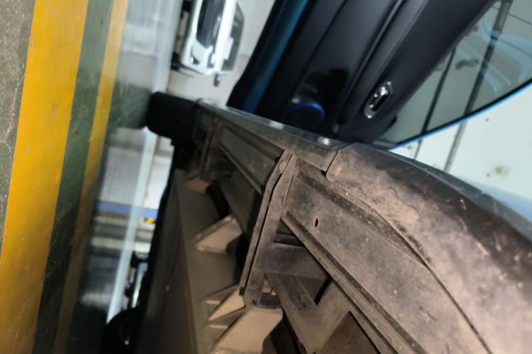 Used Everus VE-1 2020 Luxury Edition Left Side Sill