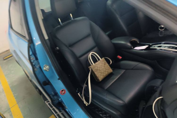 Used Everus VE-1 2020 Luxury Edition Right Front Seat