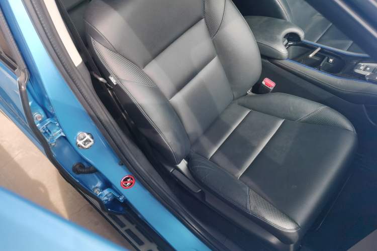 Used Everus VE-1 2020 Luxury Edition Right Front Seat