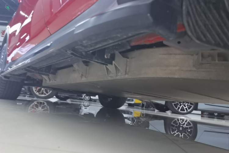 Used Everus VE-1 2020 Luxury Edition Left Side Sill
