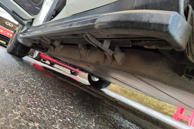 Used Everus VE-1 2020 Travel Edition Left Side Sill