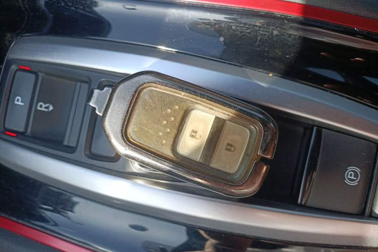 Used Everus VE-1 2021 S Pirelli Edition Interior 1