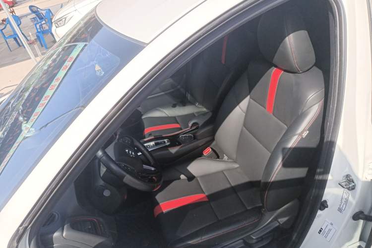 Used Everus VE-1 2021 S Pirelli Edition Left Front Seat