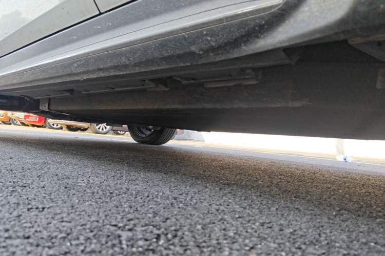 Used Everus VE-1 2021 S Pirelli Luxury Edition Left Side Sill