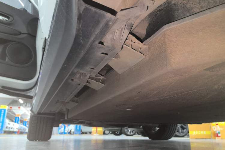 Used Everus VE-1 2021 Travel Edition Left Side Sill