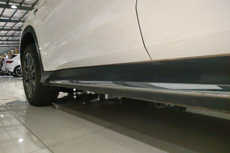 Used Everus VE-1 2021 Travel Edition Left Side Sill