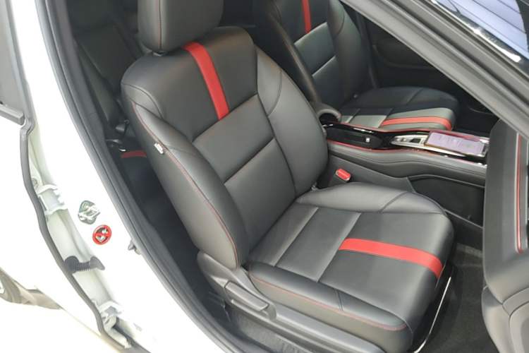Used Everus VE-1 2021 S Pirelli Edition Right Front Seat