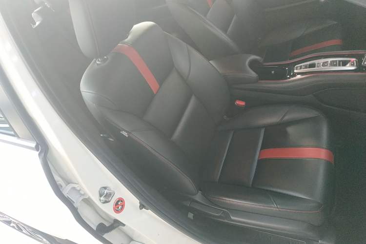Used Everus VE-1 2021 S Pirelli Edition Right Front Seat