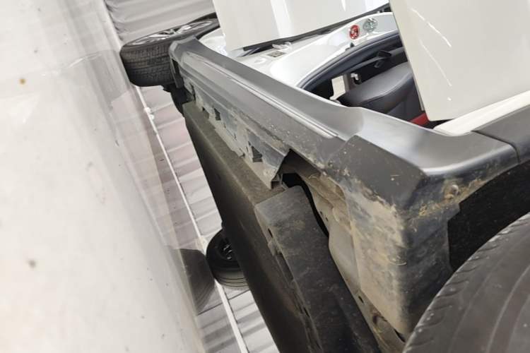 Used Everus VE-1 2021 S Pirelli Edition Right Side Sill
