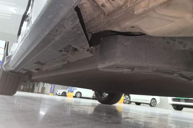 Used Everus VE-1 2021 Travel Edition Right Side Sill