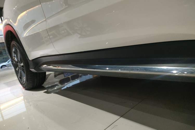 Used Everus VE-1 2021 Travel Edition Right Side Sill