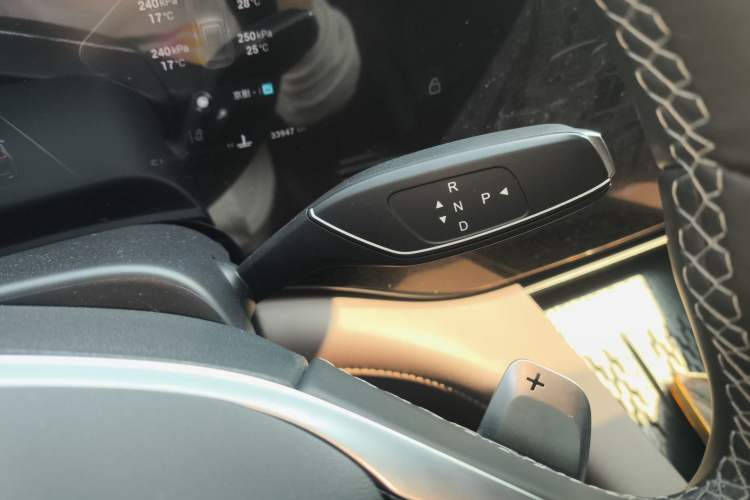 Used EXEED Lanyue 2023 400T Four-Wheel Drive Starry Edition 7-Seater Gear Lever