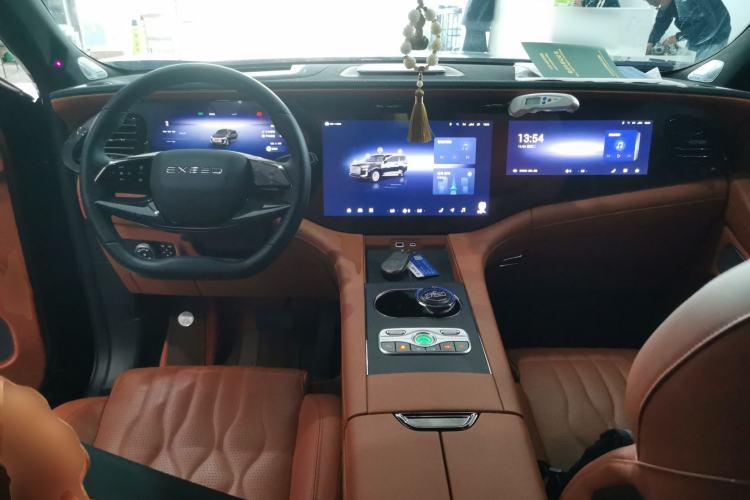 Used EXEED Lanyue C-DM 2025 180 Ultra-Long Range Ultra All-Wheel Drive 7-Seater Center Console