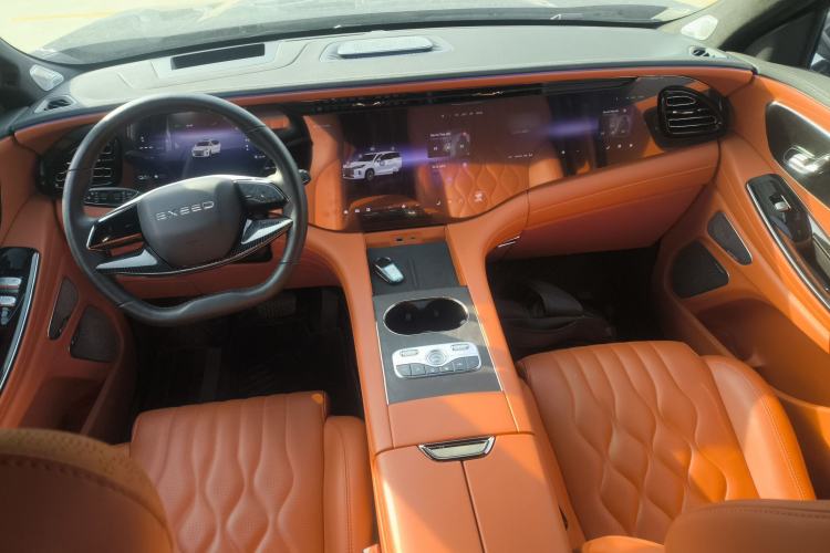 Used EXEED Lanyue C-DM 2025 180 Ultra-Long Range Ultra All-Wheel Drive 6-Seater Center Console