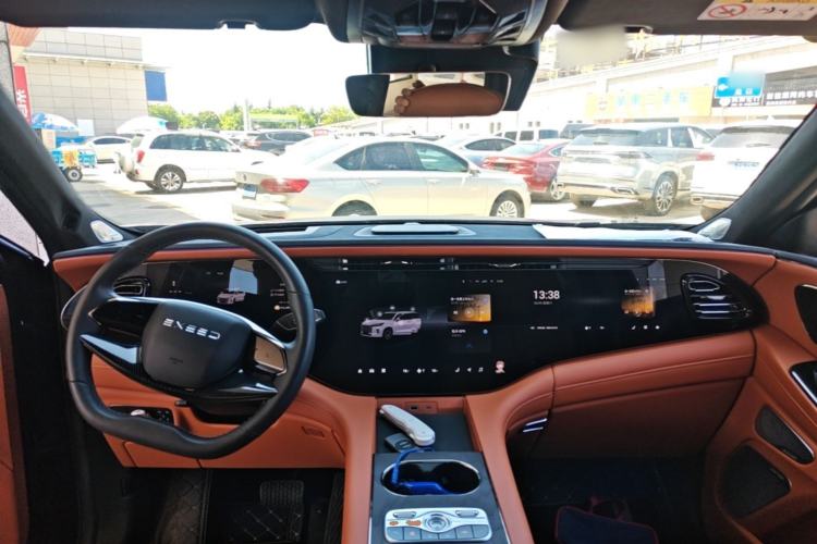 Used EXEED Lanyue C-DM 2025 180 Ultra-Long Range Ultra All-Wheel Drive 6-Seater Center Console