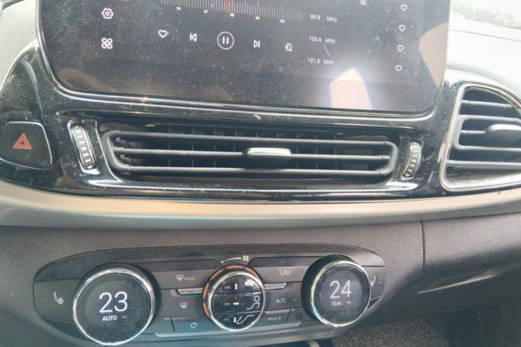 Used EXEED Lingyun 2019 1.6T Four-Wheel Drive Flagship Edition Audio And AC Panel