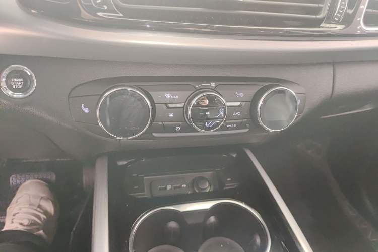 Used EXEED Lingyun 2020 1.6T Two-Wheel Drive Star Edition Audio And AC Panel