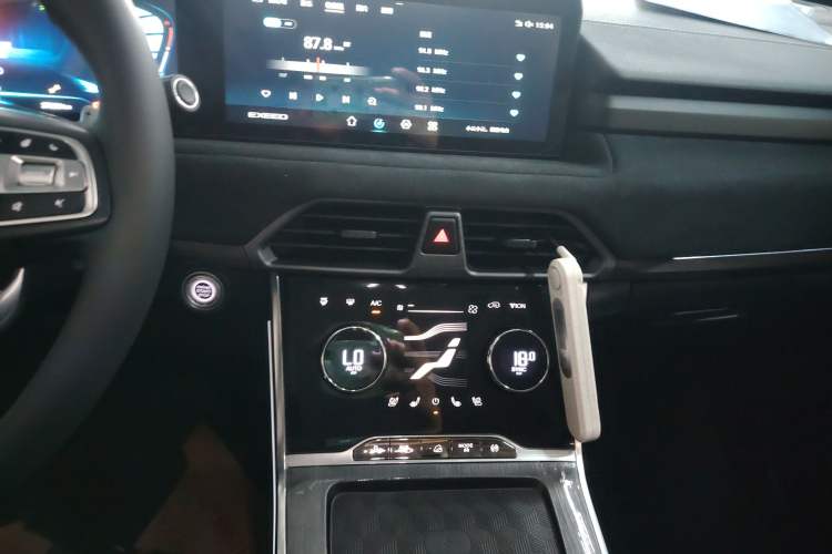 Used EXEED Lingyun 2023 400T Two-Wheel-Drive Star Prestige Edition Audio And AC Panel