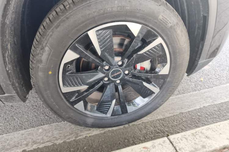 Used EXEED Lingyun 2023 300T Two-Wheel Drive Star Edition Right Front Wheel Hub