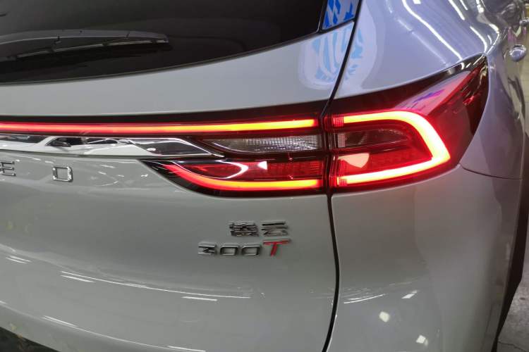 Used EXEED Lingyun 2023 300T Two-Wheel Drive Starry Edition Right Rear Taillight