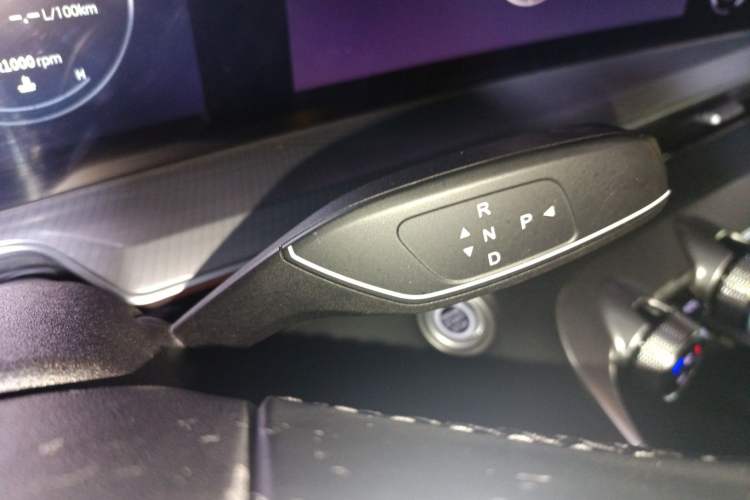 Used EXEED Lingyun 2024 300T Two-Wheel Drive Starlight Edition Gear Lever