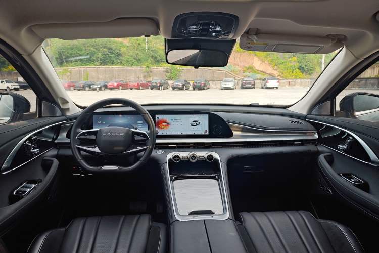 Used EXEED Lingyun 2024 300T Two-Wheel Drive Starlight Edition Interior 1
