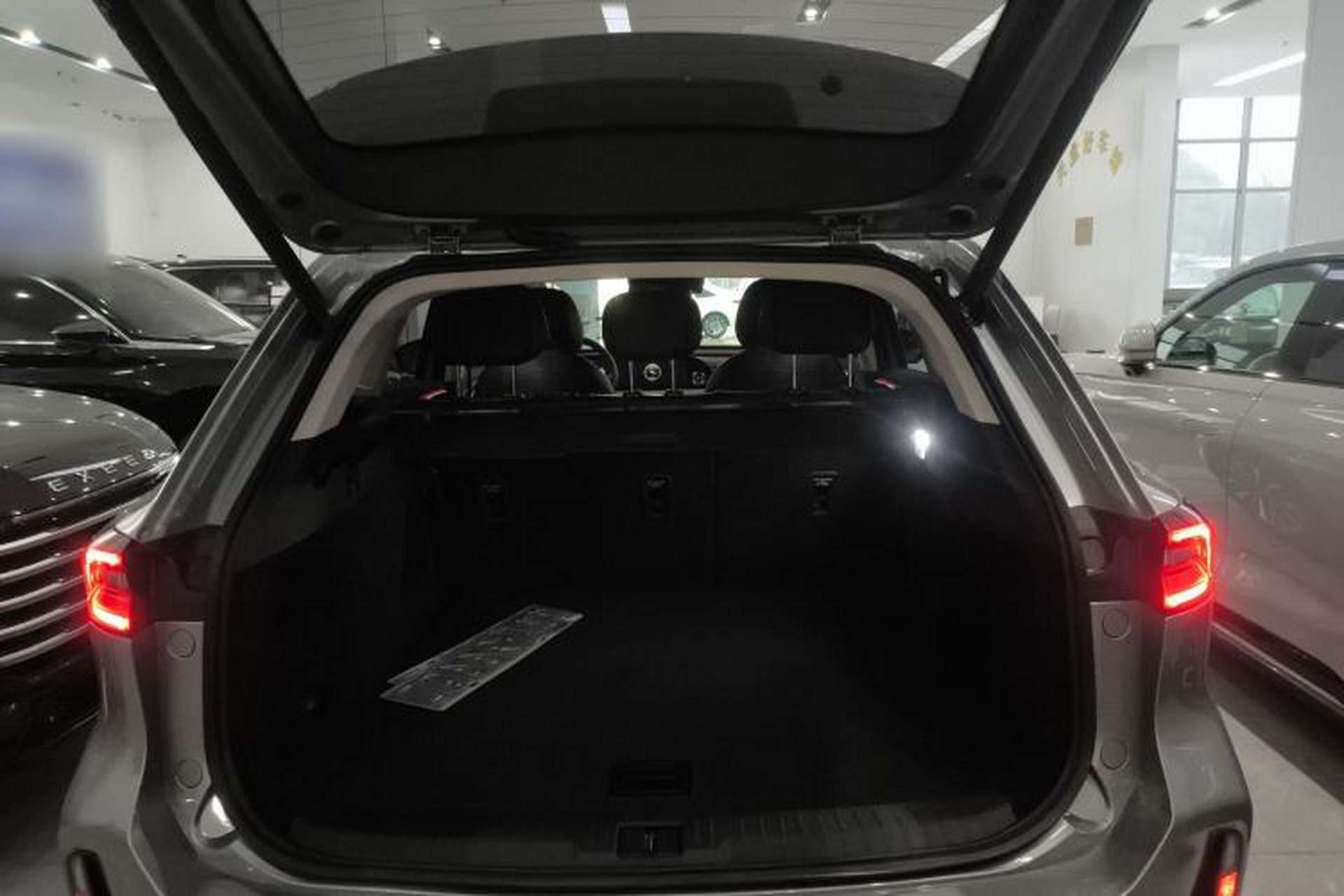Used EXEED Lingyun 2024 300T Two-Wheel Drive Starlight Edition Trunk