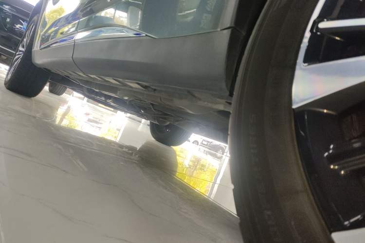 Used EXEED Lingyun 2024 400T Two-Wheel-Drive King Edition Left Side Sill