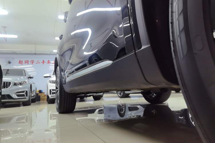 Used EXEED Lingyun 2025 300T Two-Wheel Drive Starry Edition Right Side Sill