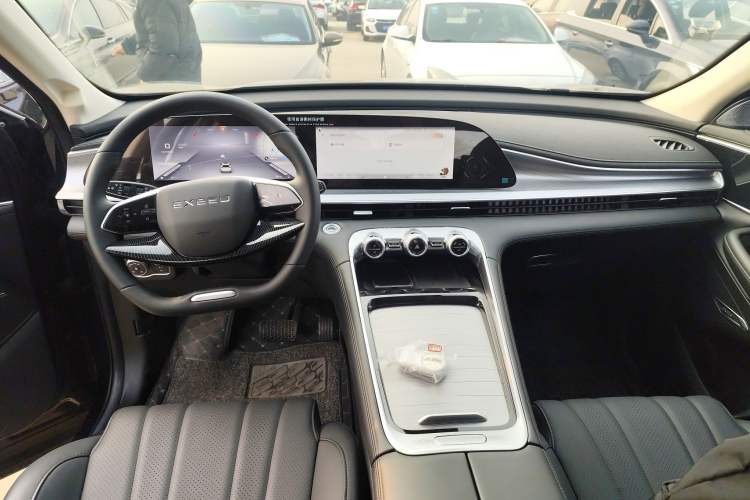 Used EXEED Lingyun 2025 300T Two-Wheel-Drive King's Edition Center Console
