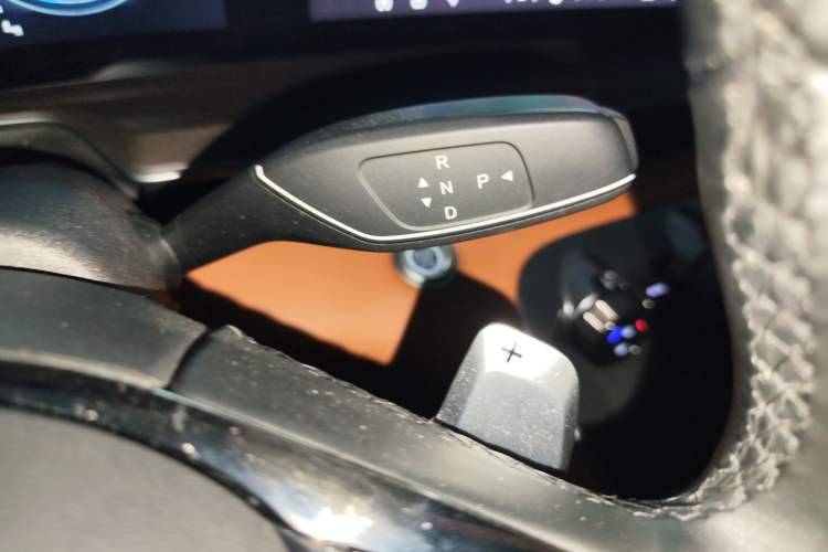 Used EXEED Lingyun 2025 400T Four-Wheel-Drive International Version Gear Lever