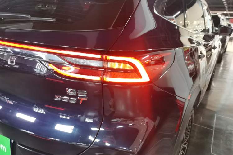 Used EXEED Lingyun 2025 300T Two-Wheel Drive Starry Edition Right Rear Taillight