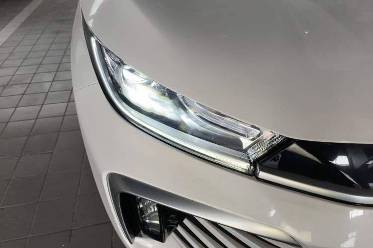 Used EXEED Lingyun 2025 300T Two-Wheel Drive Starry Edition Right Front Headlight