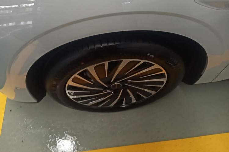 Used EXEED Star Era ET 2025 Extended-Range 265 Max Two-Wheel Drive Urban Advanced Driver Assistance Left Front Wheel Hub