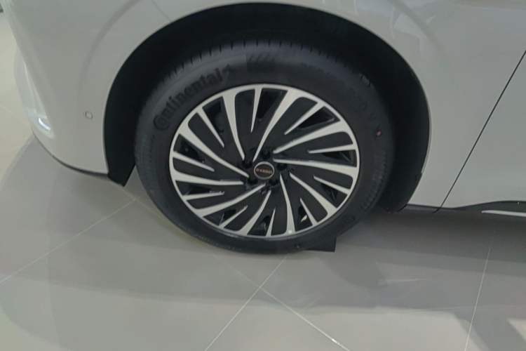 Used EXEED Star Era ET 2025 Extended-Range 265 Max Two-Wheel Drive Urban Advanced Driver Assistance Left Front Wheel Hub