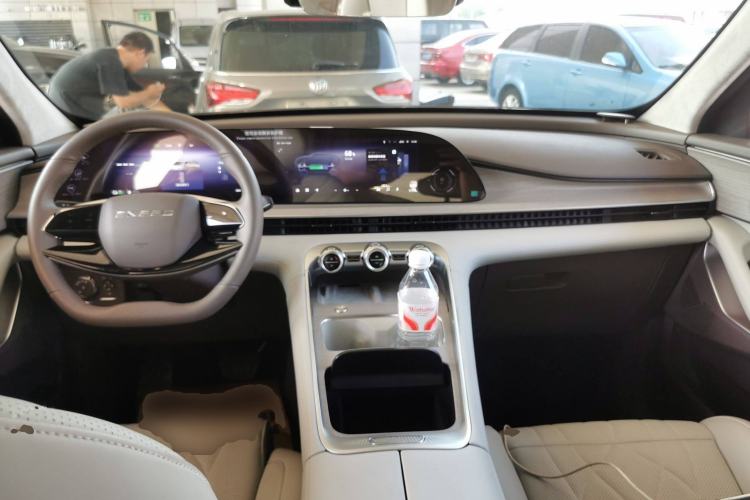Used EXEED Stellar C-DM 2025 200 with Ultra-Long Range Pro All-Wheel Drive Center Console