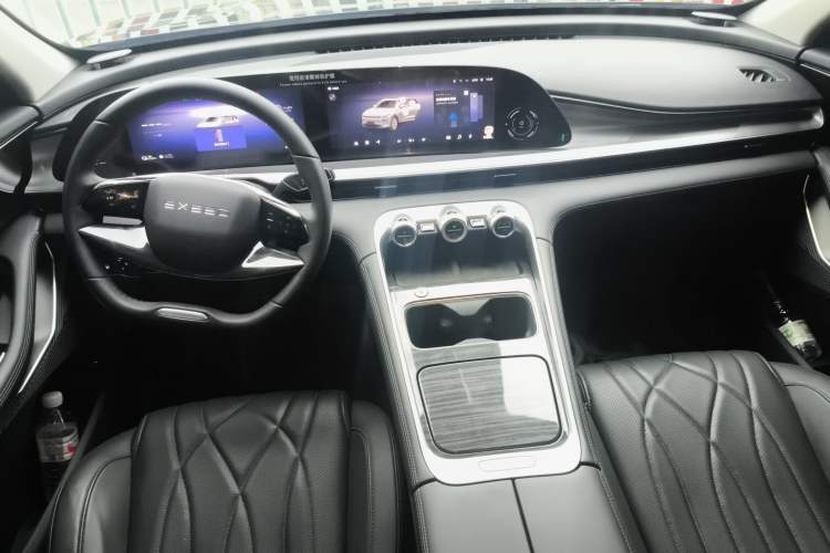 Used EXEED Stellar C-DM 2025 100 Long-Range Plus Two-Wheel Drive Center Console