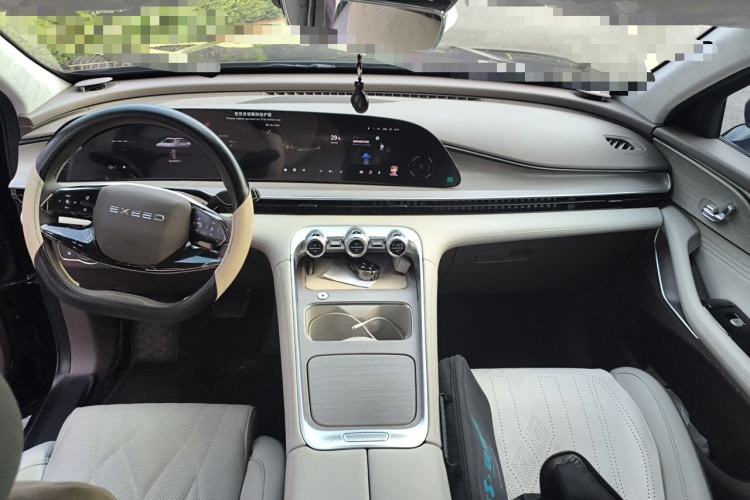 Used EXEED Stellar C-DM 2025 200 with Ultra-Long Range Pro All-Wheel Drive Center Console