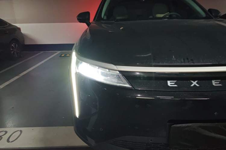 Used EXEED Stellar C-DM 2025 200 with Ultra-Long Range Pro All-Wheel Drive Right Front Headlight