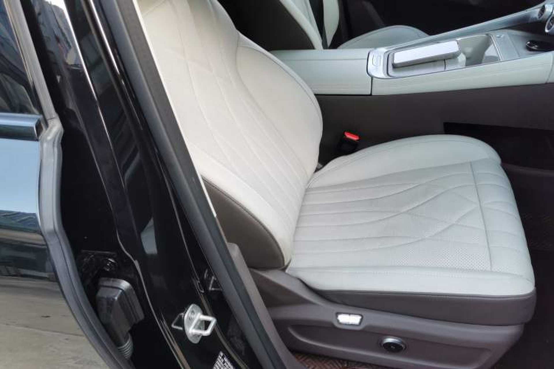 Used EXEED Stellar C-DM 2025 200 with Ultra-Long Range Pro All-Wheel Drive Right Front Seat