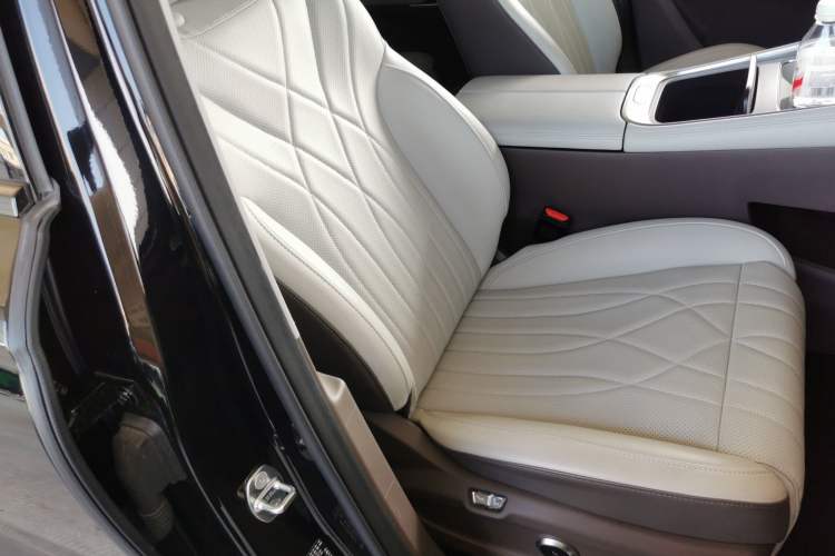 Used EXEED Stellar C-DM 2025 200 with Ultra-Long Range Pro All-Wheel Drive Right Front Seat