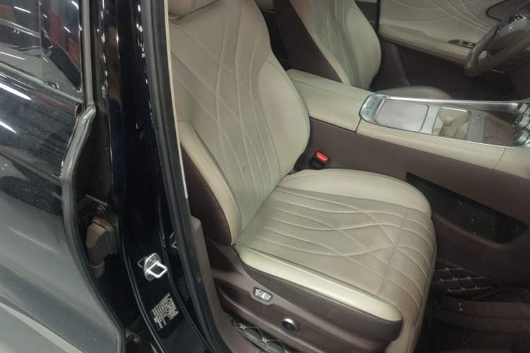Used EXEED Stellar C-DM 2025 200 with Ultra-Long Range Pro All-Wheel Drive Right Front Seat
