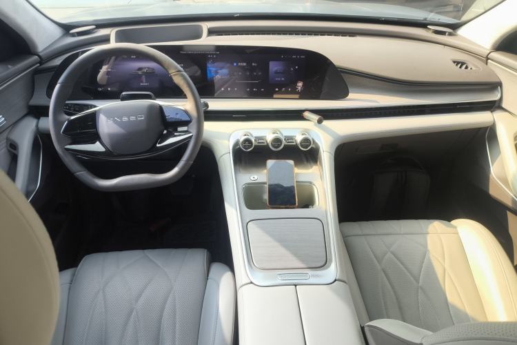 Used EXEED Stellar C-DM 2025 200 with Ultra-Long Range Max All-Wheel Drive Center Console